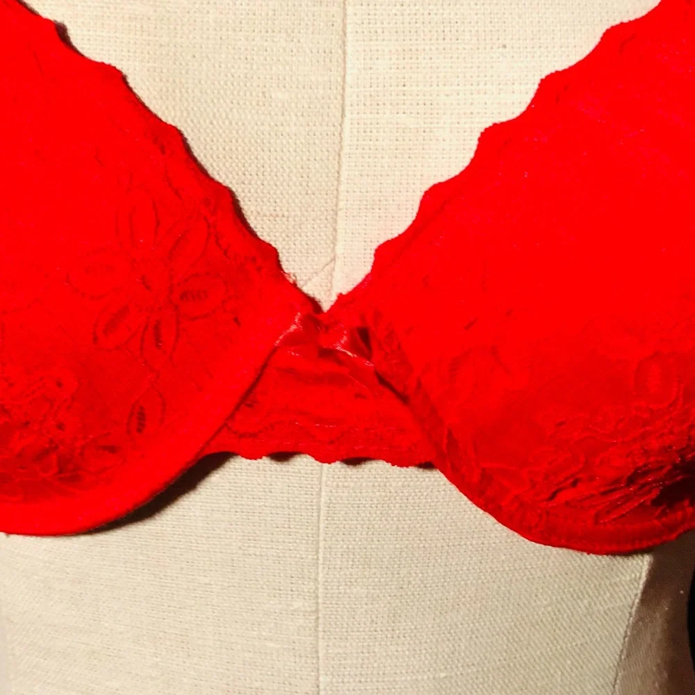 Red bra - Picture 2 of 5